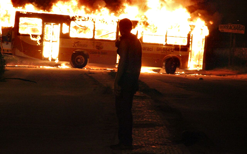 
        
            Manifestantes incendeiam coletivos na Mário Covas
        
    