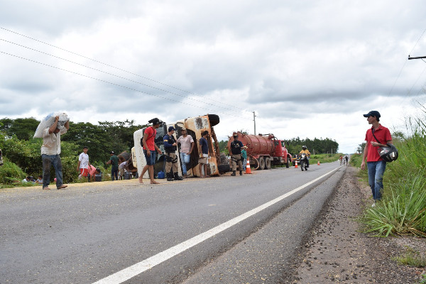 
        
            Carreta tomba com soja e ocupa parte da BR-155
        
    