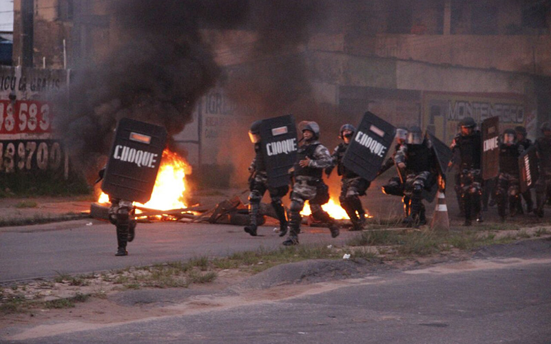 
        
            Manifestantes incendeiam coletivos na Mário Covas
        
    
