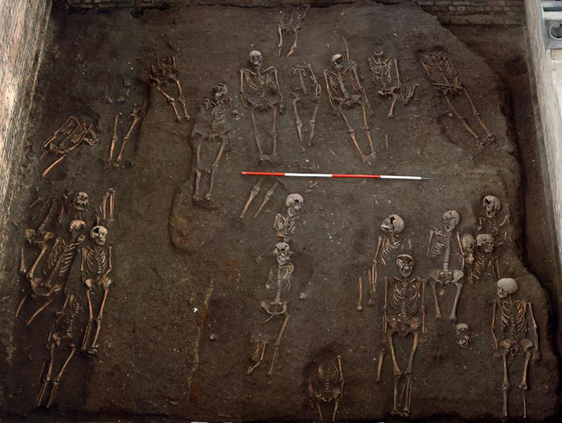 
        
            Cemitério é descoberto embaixo de universidade
        
    