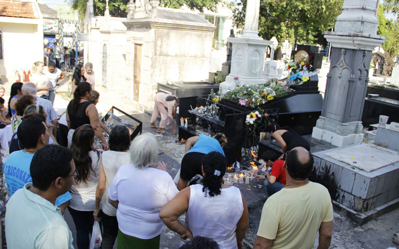 
        
            Familiares e amigos relembram entes queridos
        
    