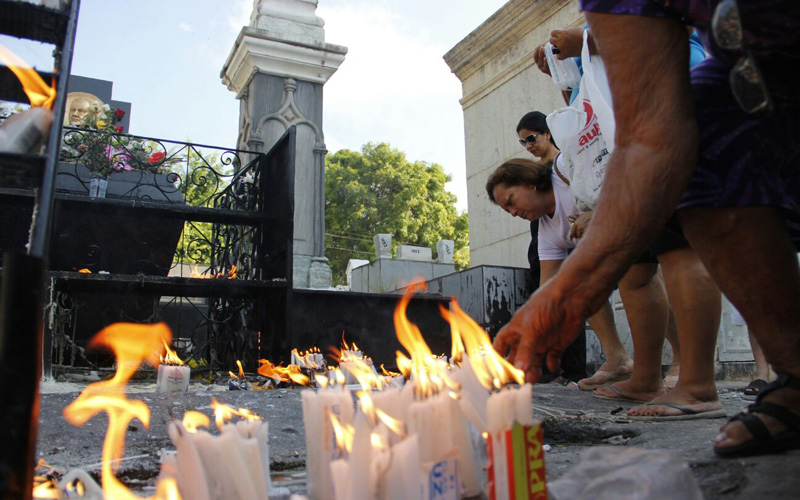 
        
            Familiares e amigos relembram entes queridos
        
    