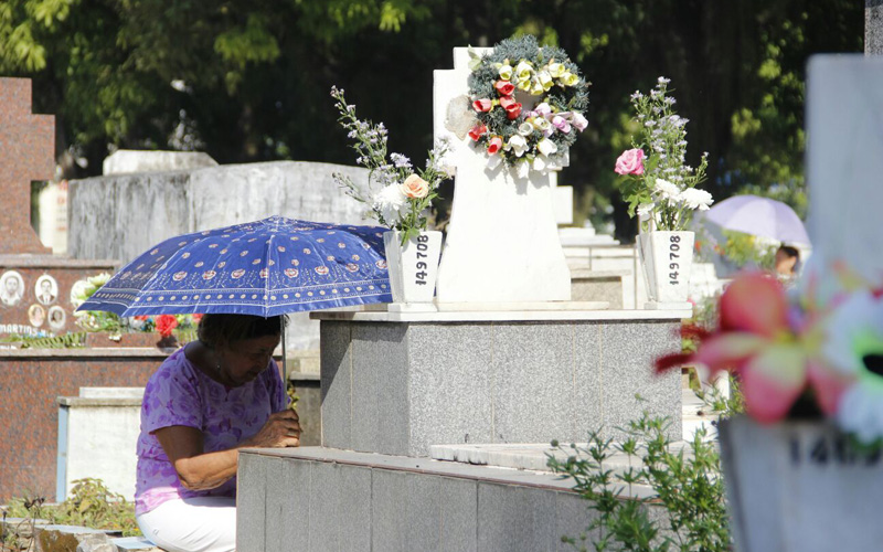 
        
            Familiares e amigos relembram entes queridos
        
    