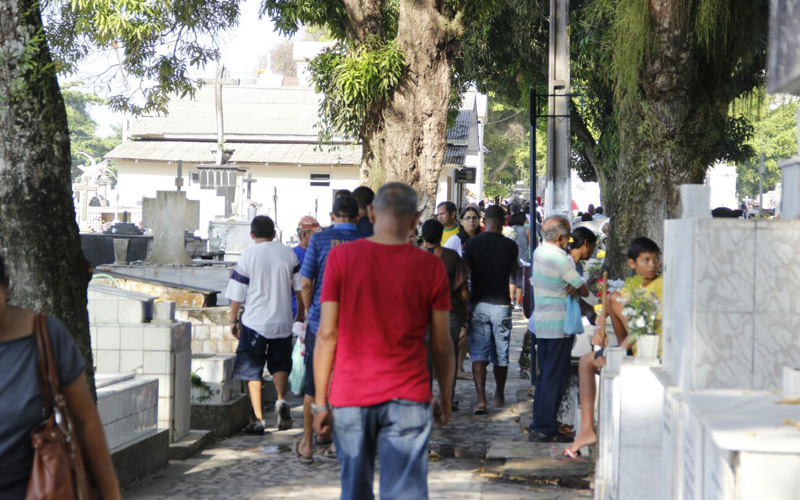 
        
            Familiares e amigos relembram entes queridos
        
    