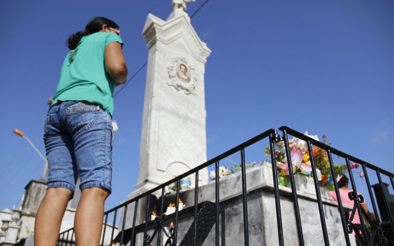 
        
            Familiares e amigos relembram entes queridos
        
    