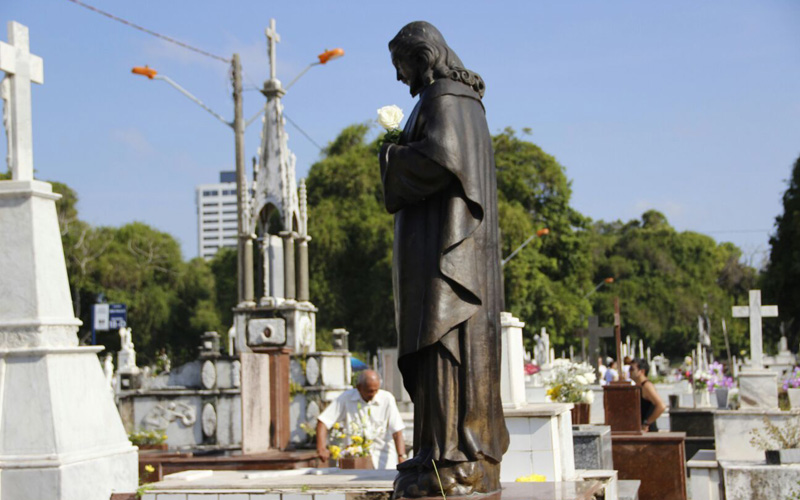 
        
            Familiares e amigos relembram entes queridos
        
    