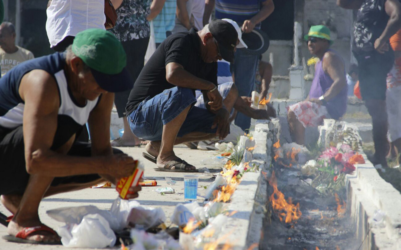 
        
            Familiares e amigos relembram entes queridos
        
    