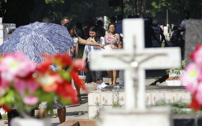 
        
            Familiares e amigos relembram entes queridos
        
    