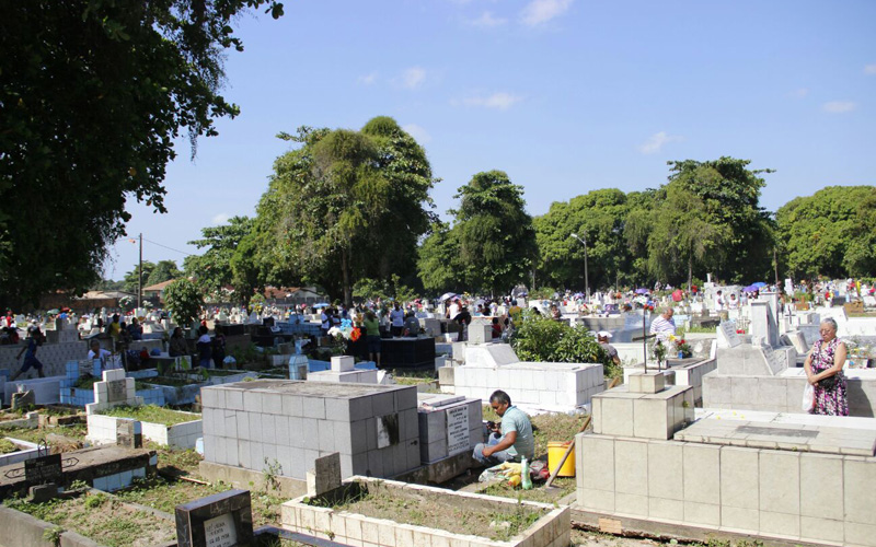 
        
            Familiares e amigos relembram entes queridos
        
    