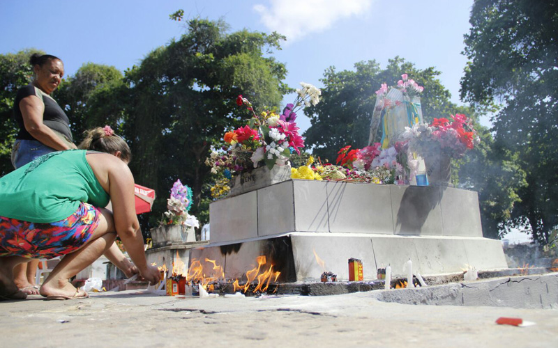 
        
            Familiares e amigos relembram entes queridos
        
    