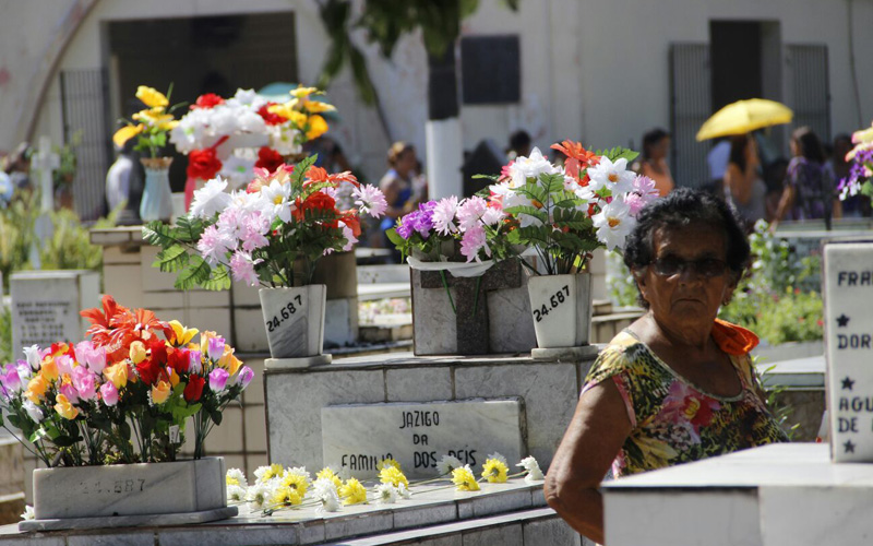 
        
            Familiares e amigos relembram entes queridos
        
    