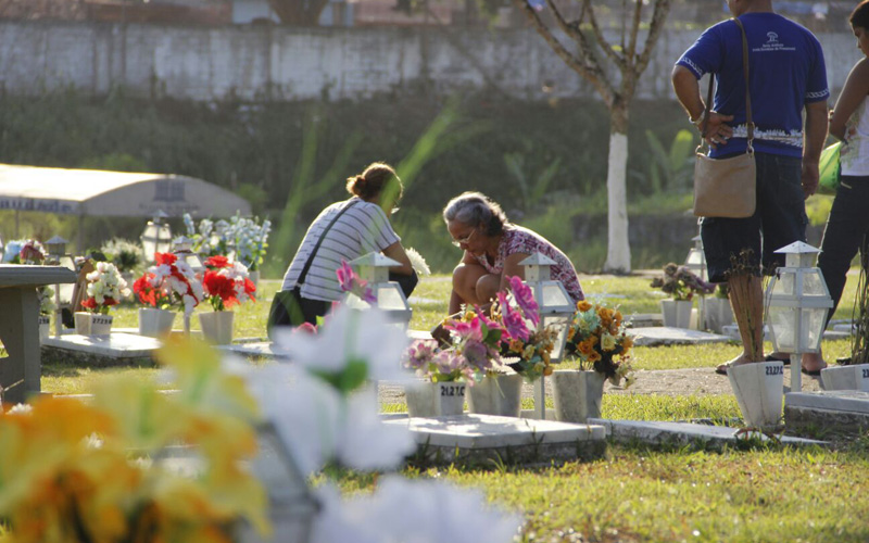 
        
            Familiares e amigos relembram entes queridos
        
    