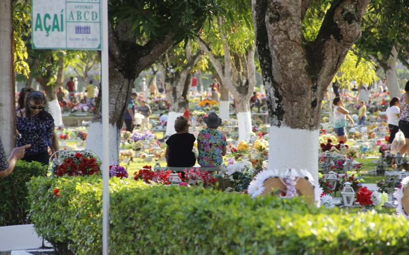 
        
            Familiares e amigos relembram entes queridos
        
    