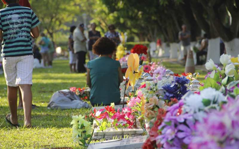 
        
            Familiares e amigos relembram entes queridos
        
    