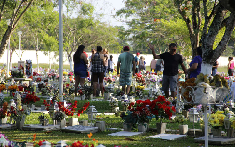 
        
            Familiares e amigos relembram entes queridos
        
    