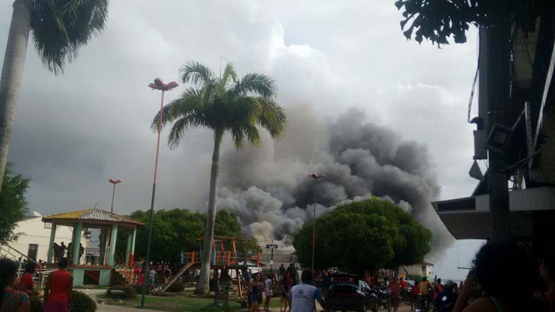 
        
            Sem bombeiros, moradores tentam apagar fogo em barco
        
    