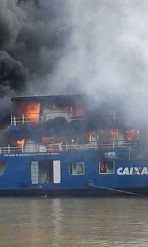 
        
            Sem bombeiros, moradores tentam apagar fogo em barco
        
    