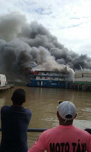 
        
            Sem bombeiros, moradores tentam apagar fogo em barco
        
    