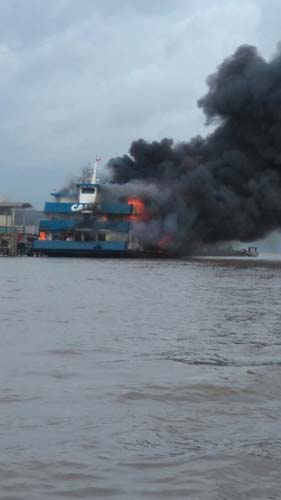 
        
            Sem bombeiros, moradores tentam apagar fogo em barco
        
    