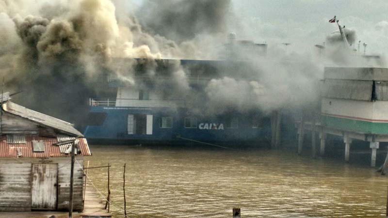 
        
            Sem bombeiros, moradores tentam apagar fogo em barco
        
    