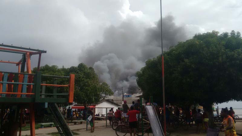 
        
            Sem bombeiros, moradores tentam apagar fogo em barco
        
    