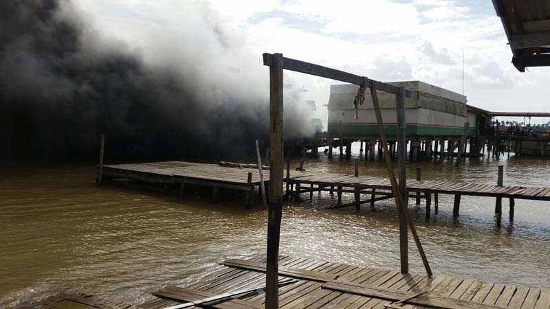 
        
            Sem bombeiros, moradores tentam apagar fogo em barco
        
    