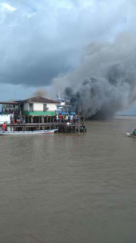 
        
            Sem bombeiros, moradores tentam apagar fogo em barco
        
    