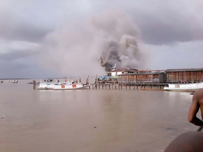 
        
            Sem bombeiros, moradores tentam apagar fogo em barco
        
    