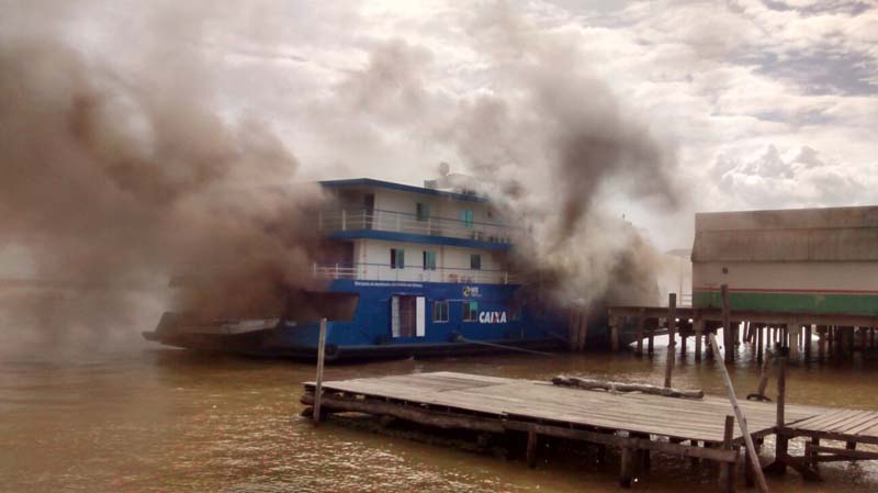 
        
            Sem bombeiros, moradores tentam apagar fogo em barco
        
    