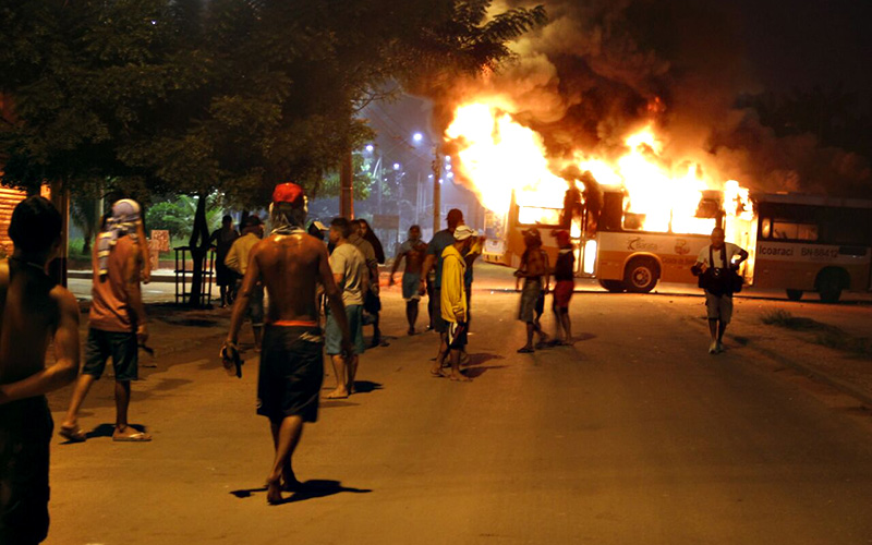 
        
            Manifestantes incendeiam coletivos na Mário Covas
        
    