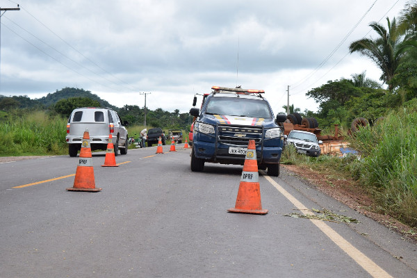
        
            Carreta tomba com soja e ocupa parte da BR-155
        
    