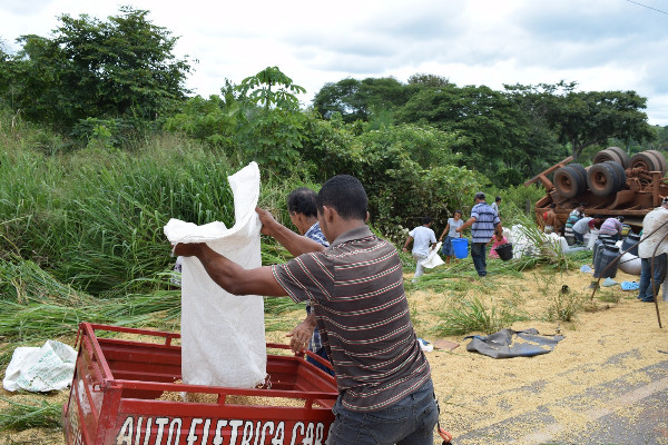 
        
            Carreta tomba com soja e ocupa parte da BR-155
        
    