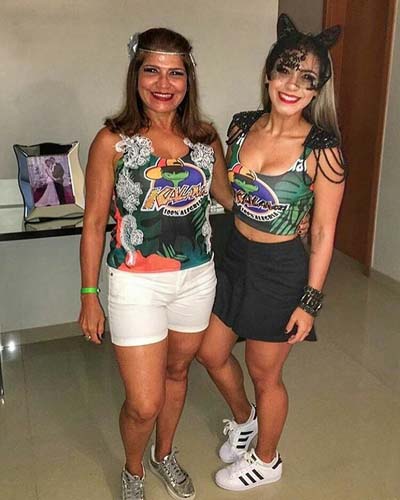 
        
            Luxo e brilho são destaques nas customizações de abadás
        
    