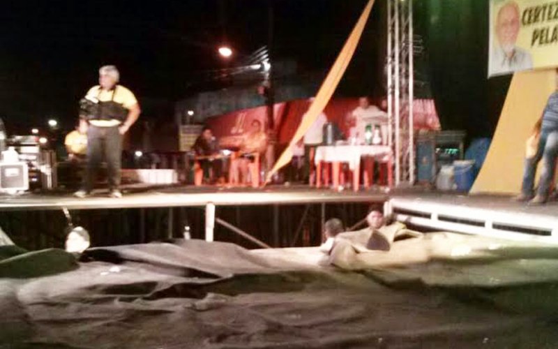 
        
            Acidente em comício de Jatene deixa feridos
        
    