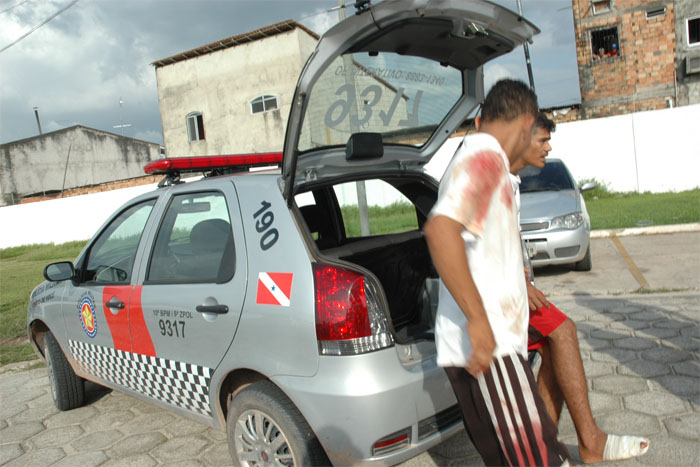 
        
            Polícia prende dois bandidos após troca de tiros
        
    
