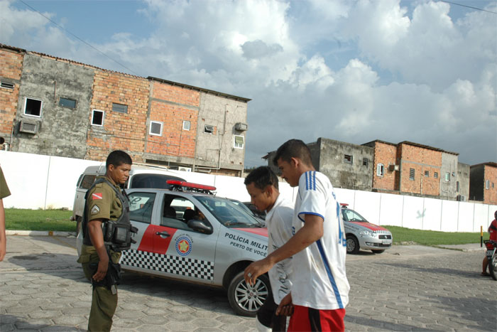
        
            Polícia prende dois bandidos após troca de tiros
        
    