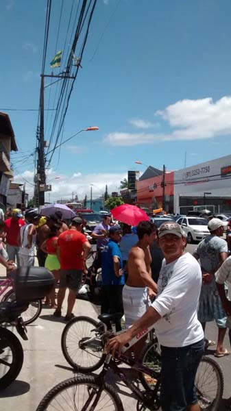 
        
            Passageiro é baleado e outros 4 se jogam de ônibus
        
    