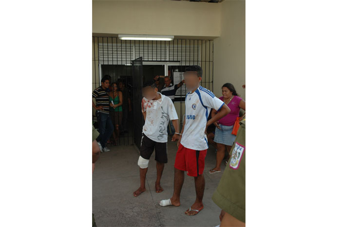 
        
            Polícia prende dois bandidos após troca de tiros
        
    