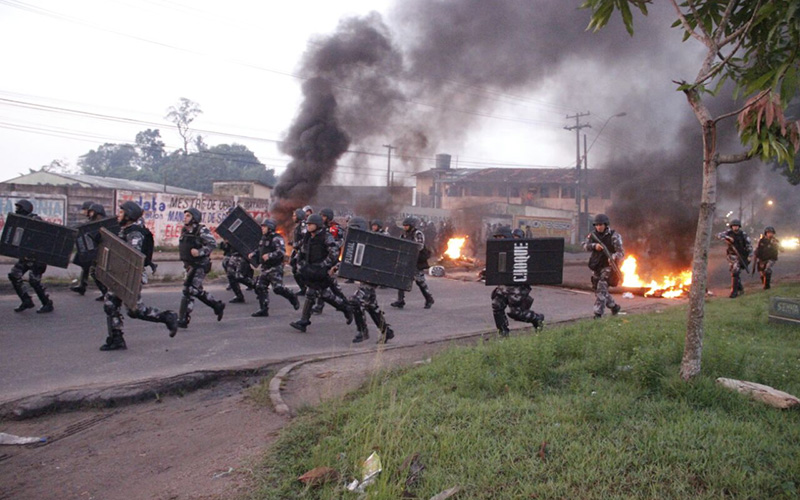 
        
            Manifestantes incendeiam coletivos na Mário Covas
        
    