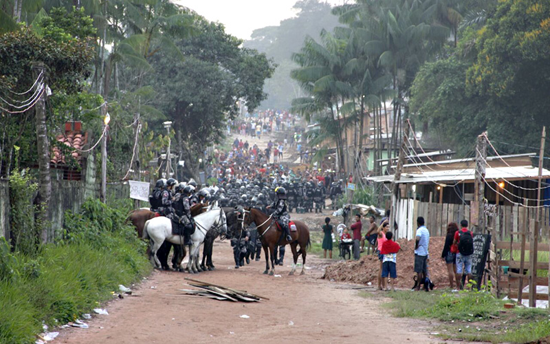 
        
            Manifestantes incendeiam coletivos na Mário Covas
        
    