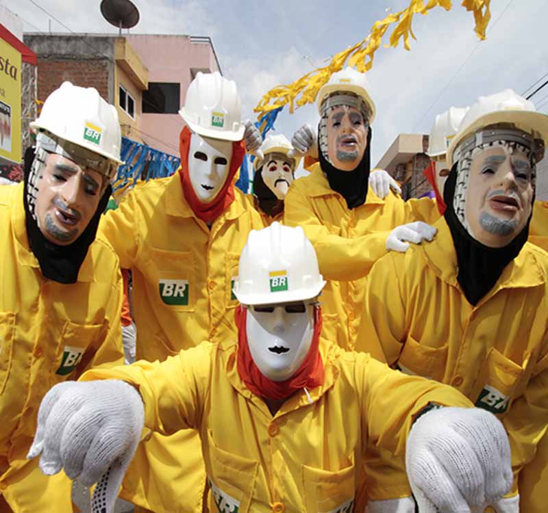 
        
            Fantasias curiosas marcam Carnaval 2015
        
    