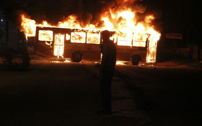 
        
            Manifestantes incendeiam coletivos na Mário Covas
        
    