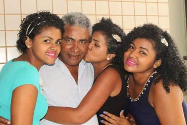 
        
            DOL homenageia pais com galeria de fotos
        
    