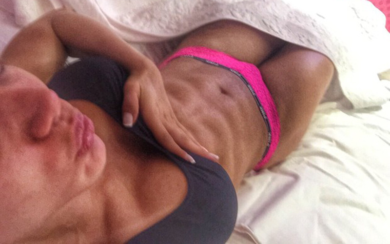 
        
            Modelo fitness comemora gominhos no abdômem
        
    