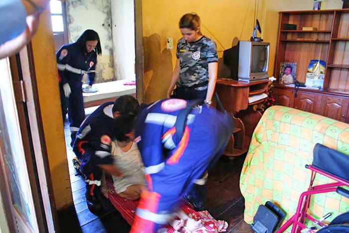 
        
            Idosa é deixada em situação degradante pelos filhos
        
    