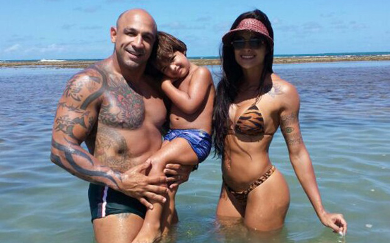 
        
            Aline Riscado esbanja boa forma
        
    