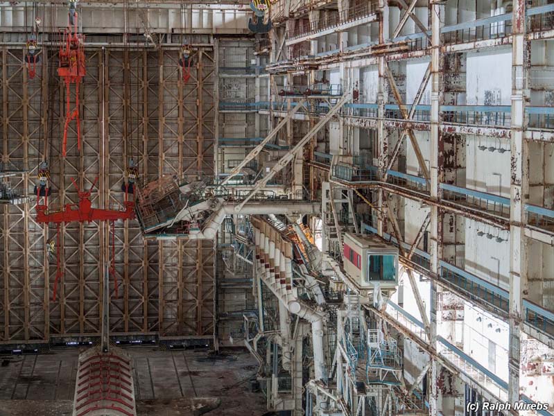 
        
            Fotógrafo encontra ônibus espacial em hangar
        
    