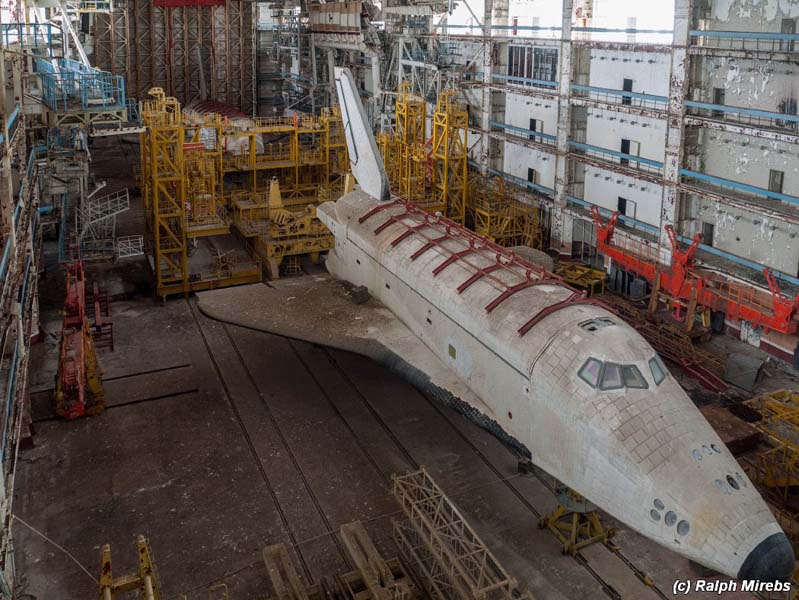 
        
            Fotógrafo encontra ônibus espacial em hangar
        
    