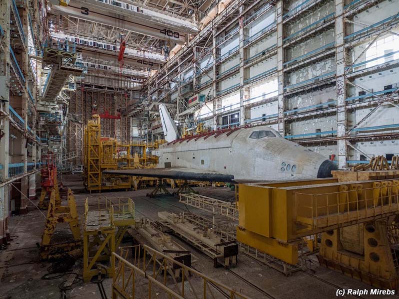 
        
            Fotógrafo encontra ônibus espacial em hangar
        
    