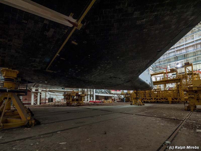 
        
            Fotógrafo encontra ônibus espacial em hangar
        
    
